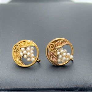 Vintage Czechoslovakia gold tone leaf faux pearl grape cluster screwback earring